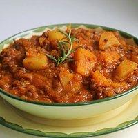 Kürbis-Linsen-Eintopf mit Tomate und Rosmarin