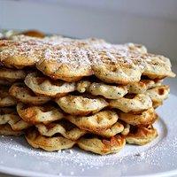 Mohn-Zitronen-Waffeln mit Weißwein-Birnen
