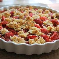 Erdbeer Rhabarber Crumble Cake