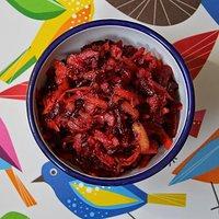 Rote Beete Rohkostsalat mit Bananendressing