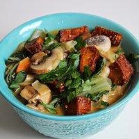Tom Yum Suppe mit Pak Choi, Nudeln und Tofu