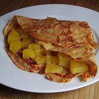 Mandel-Crêpes mit Apfelkompott