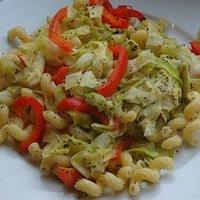 Gemüsestreifen mit Mohn und Pasta