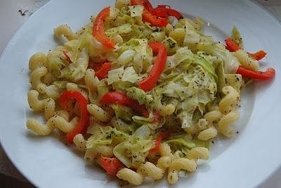 Gemüsestreifen mit Mohn und Pasta
