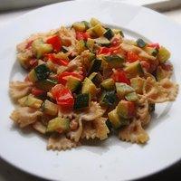 Sommerliche Farfalle mit Chili-Ziegenfrischkäse