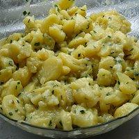 Badischer Herdepfelsalat (dt.: Kartoffelsalat.)