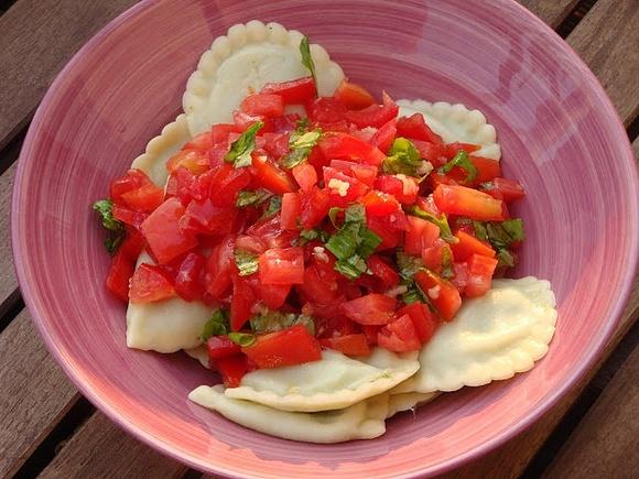 Pasta mit Tomatensalatsauce