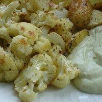 Ofengerösteter Blumenkohl mit Avocado-Joghurt-Dipp