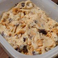 Bananen-Erdnussbutter-Eis mit Schokostückchen