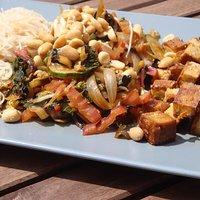 Reisnudeln mit Wokgemüse, Erdnüssen und Tofu