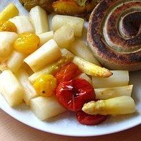 Ofen-Tomaten-Spargel mit Crash Hot Potatoes und Grillschnecke