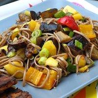 Sobanudeln mit Aubergine, karamellisierter Paprika und Mango