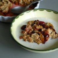 Zwetschgencrumble mit Vanillesauce