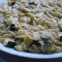 Cremige Zucchini-Orzo-Pfanne