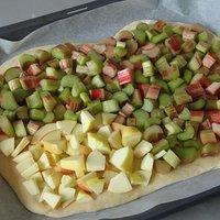 Rhabarberkuchen mit Marzipanstreuseln