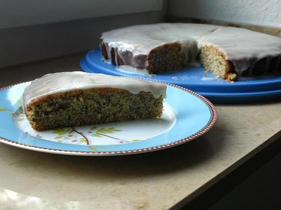 Mohn-Zitronenkuchen in Zitronensirup