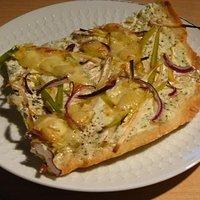 Flammkuchen mit Lauch, roten Zwiebeln und Raclettekäse