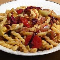 Lauwarmer Nudelsalat mit Radicchio und Artischockenherzen