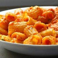 Rigatoni with roasted red pepper sauce