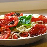 Sommer auf dem Teller: Spaghetti mit gebackenen Tomaten