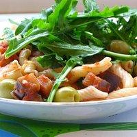 Torchiette mit Aubergine, Tomate, Oliven und Rucola