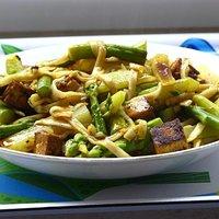 Grüner Spargel und Kohlrabi mit Tofu und Mie-Nudeln