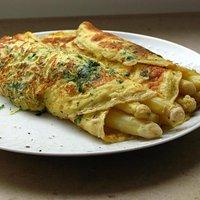 Spargel in Kräuterpfannkuchen