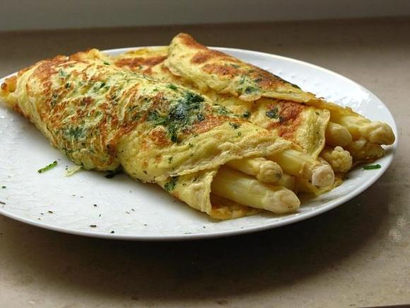 Spargel in Kräuterpfannkuchen