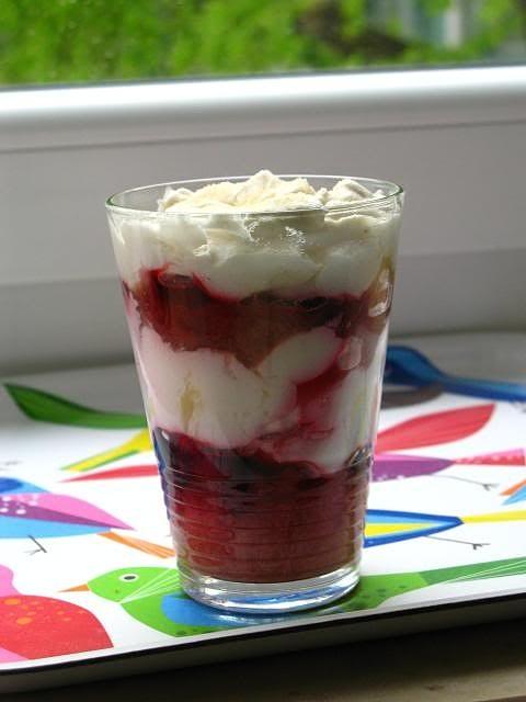Vanillesojacreme mit Rhabarber und Beeren