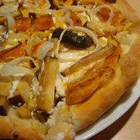 Kürbis-Flammkuchen mit Räuchertofu und Mais