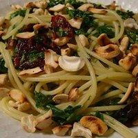 Spaghetti mit Rucola, getrockneten Tomaten und gerösteten Cashewkernen
