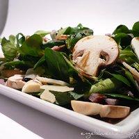 Feldsalat mit frischen Egerlingen und Parmesanspäne