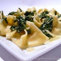 Räucherlachs-Frischkäse-Fagottini mit Blattspinat in Weißwein-Sahne-Soße