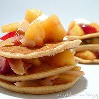 Vollkorn-Zimt-Pancakes mit Apfel-Pflaumen-Kompott und Ricottacreme
