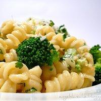 Shipli in Brokkoli-Käse-Sauce