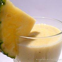 Die Basenwoche. Tag 1.Frühstück: Ananas-Bananen-Saft Abendessen: Blumenkohlsuppe mit Kartoffeln und Karotten.