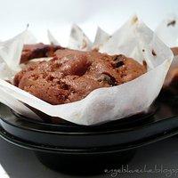 Schoko-Muffins hoch zwei mit Birnen und karamellisierten Walnüssen