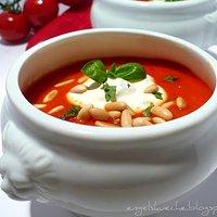 Geröstete-Paprika-Tomaten-Suppe mit Pinienkernen & Basilikumschmand