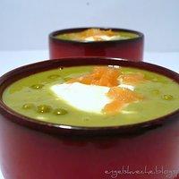 Schnelle Erbsensuppe mit Schmandcreme und Räucherlachs