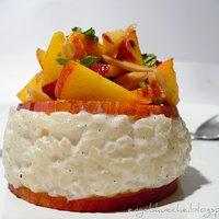 Vanille-Milchreis mit Pfirsich-Mandel-Minz-Salat
