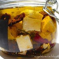 Eingelegter Feta mit Rosmarin und getrockneten Tomaten