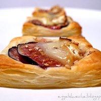 Blätterteig-Feigen-Häppchen mit Schafskäse, Honig und Sesam überbacken