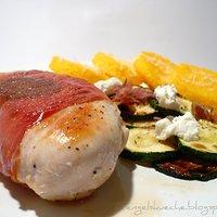 Hähnchenbrust mit Salbei im Parmaschinkenmantel - dazu Polentataler und Zucchinigemüse mit Parmaschinken und Ziegenfrischkäse