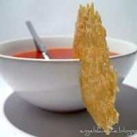 Geröstete-Tomaten-Rosmarin-Suppe mit Parmesan-Cracker-Tassenkeksen