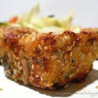 Schafskäsewürfel in kerniger Panade an gemischtem Salat