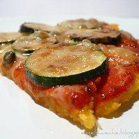 Polentapizza mit gebratenen Zucchinischeiben, Kapern und Gorgonzola