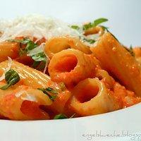 Gourmandes Rigatoni with Roasted Red Pepper Sauce
