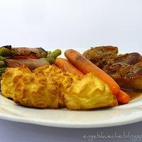 Lendchen in dunkler Zwiebel-Speck-Soße mit Herzoginkartoffeln, karamellisierten Möhrchen und grünen Bohnen im Speckmantel