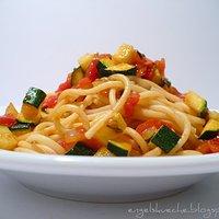 The Vegetarian Diaries' Spaghetti mit Zucchini-Tomaten-Sugo