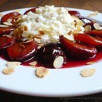 Milchreis mit Rotwein-Zimt-Zwetschgen und gerösteten Mandelblättchen